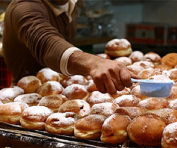 Пончики-суфганийот (само слово «суфгания» происходит от греческого «суфган» - «пышущий, жареный») 