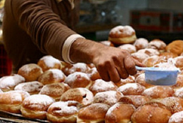 Пончики-суфганийот (само слово «суфгания» происходит от греческого «суфган» - «пышущий, жареный») 