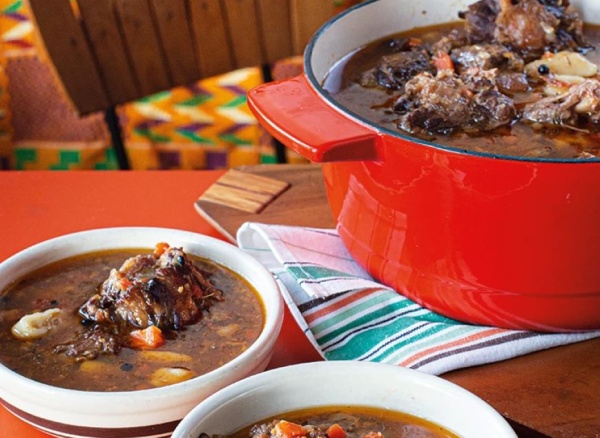 Делимся рецептом сытного блюда из бычьих хвостов с клецками