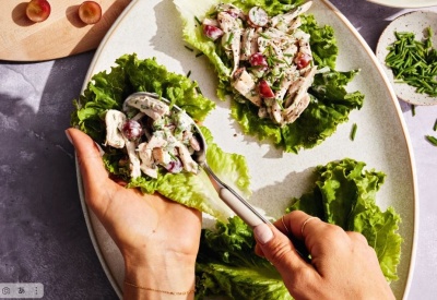 Курица-гриль с виноградом и орехами пекан в хрустящей обертке из салата ромэн