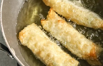 Рецепт хрустящих куриных рулетиков с яйцом