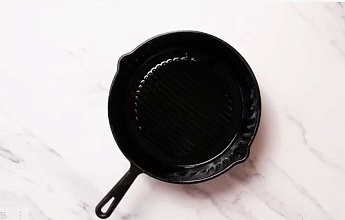 Жареный батат с индейкой, фасолью и овощами